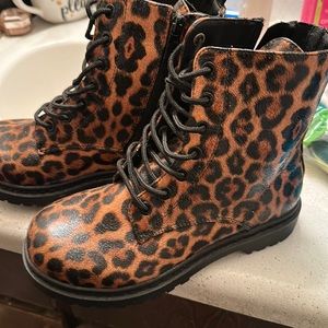 6 1/2 which is a 7 or 71/2 in Torrid. Torrid shoes run wide and big Box included